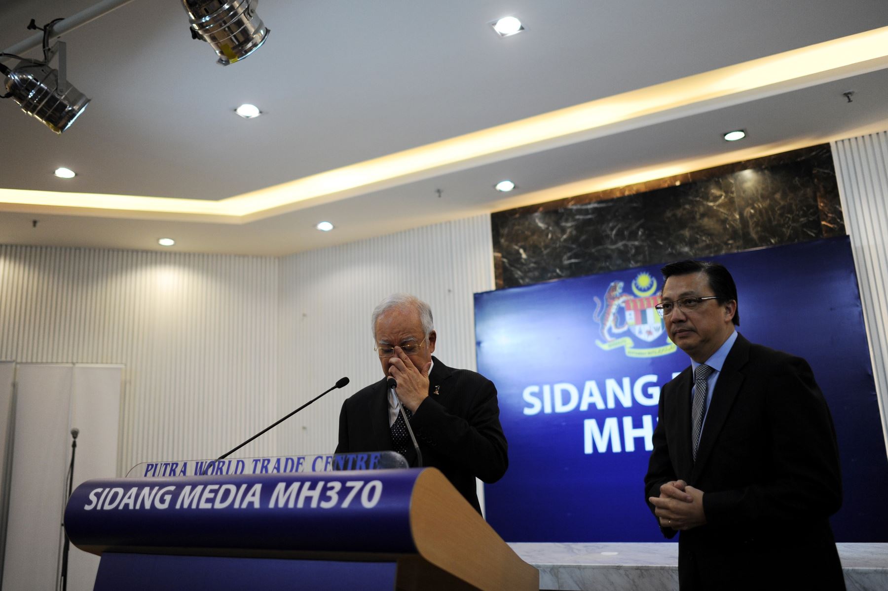 Ministro de Transportes de Malasia, Liow Tiong Lai (cabello negro), acompaña al primer ministro  Najib Razak en conferencia de prensa sobre restos hallados. Foto: AFP.
