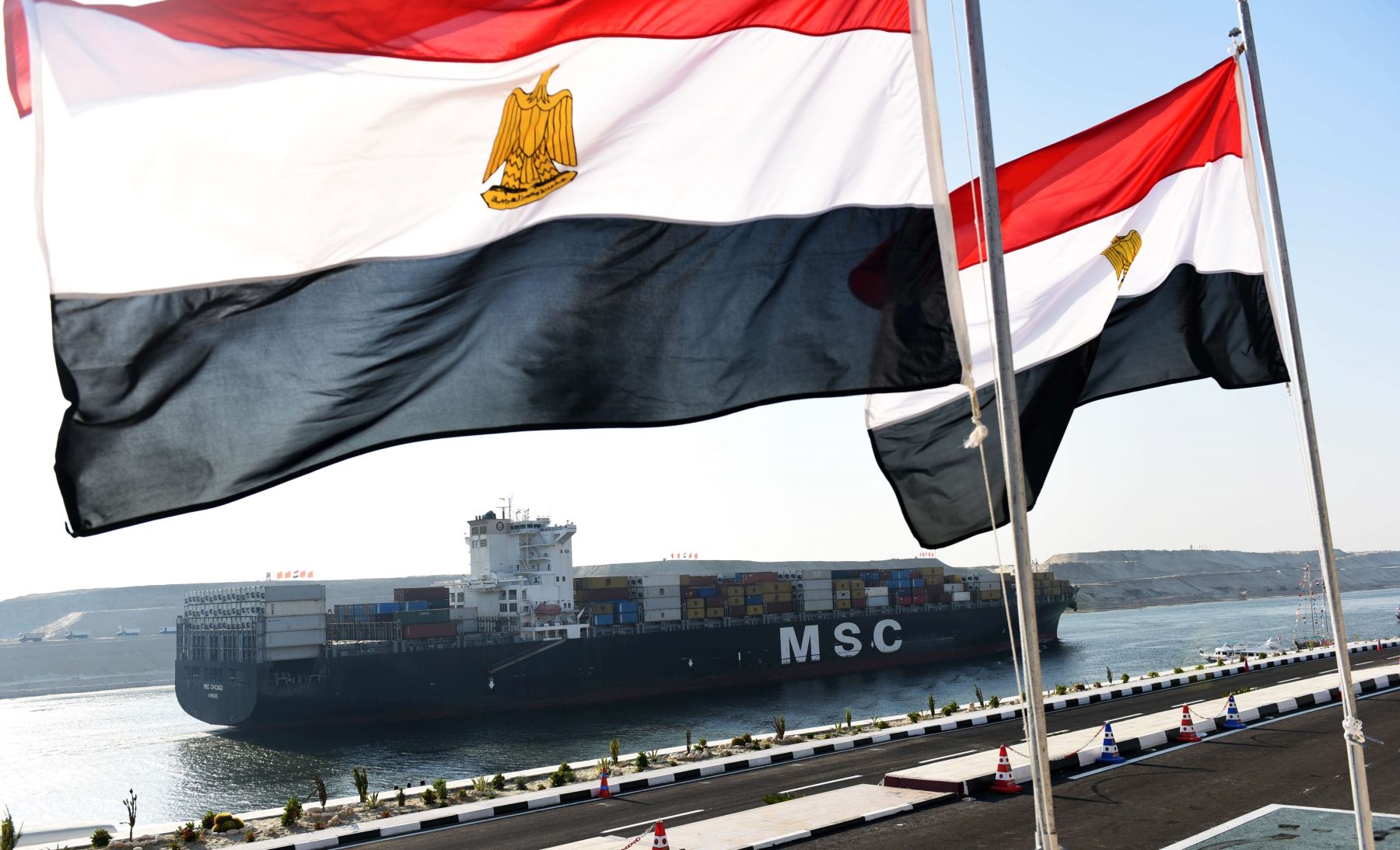 Un carguero cruza la nueva vía del Canal de Suez en la ceremonia de inauguración. Foto: AFP.