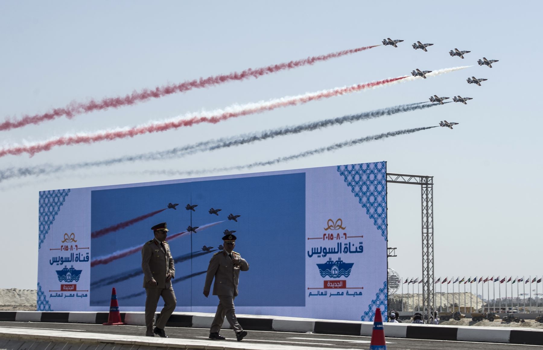 La Fuerza Aérea de Egipto realizó acrobacias aéreas en la inauguración de la nueva vía del canal de Suez. Foto: AFP.