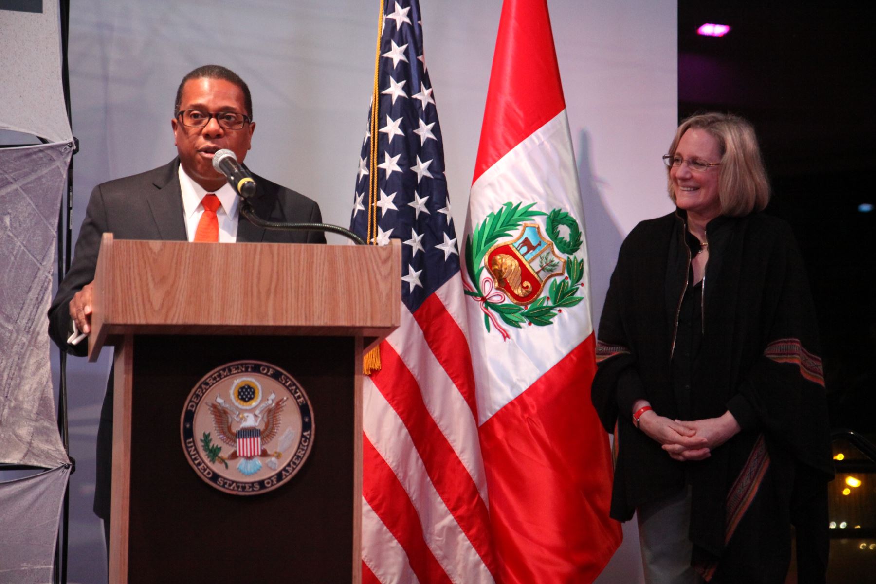 La ministra de Cultura, Diana Álvarez Calderón, y el embajador de Estados Unidos en Lima, Brian A. Nichols. AMDINA/Difusión