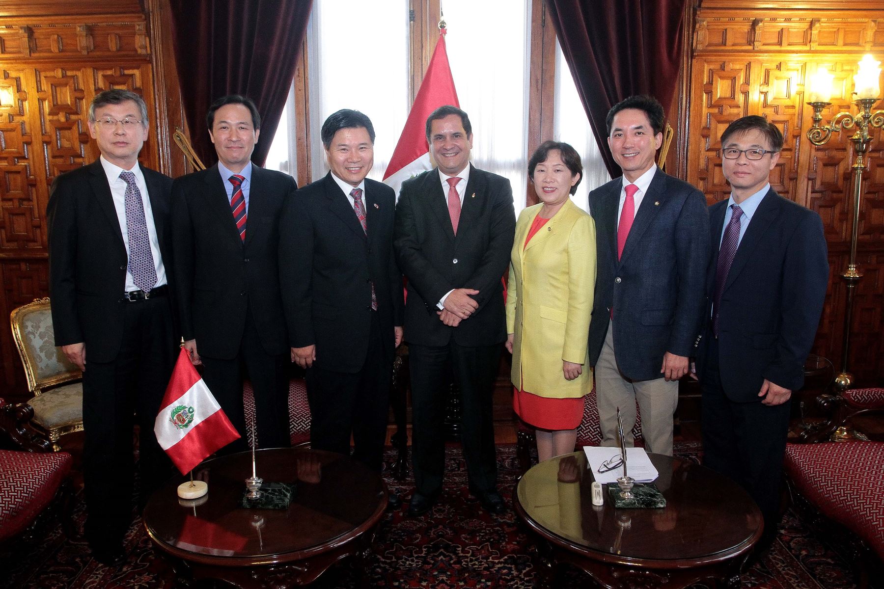 El presidente del Congreso, Luis Iberico Núñez, recibió la visita protocolar de una delegación de parlamentarios de la Asamblea Nacional de Corea del Sur. ANDINA/Difusión