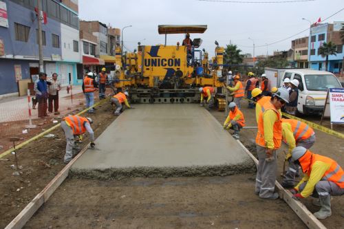 Pavimentan avenida María Elena Moyano de Villa El Salvador. Foto: Andina/Difusión