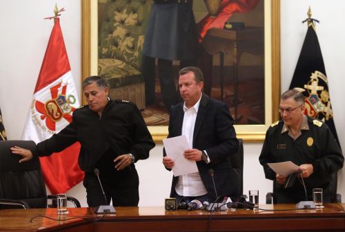 LIMA PERÚ, AGOSTO 9. Ministro de Defensa, Jakke Valakivi, acompañado del Director General de la Policía, Jorge Flores Goicochea y el Comandante General de las Fuerzas Armadas, Almirante Jorge Moscoso, dan a conocer la captura de miembros terroristas.  Foto: ANDINA/Melina Mejía