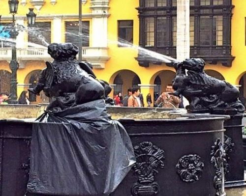 Municipalidad Metropolitana de Lima inició trabajos de mantenimiento en pileta de Plaza Mayor, que presenta filtraciones y está en mal estado.
