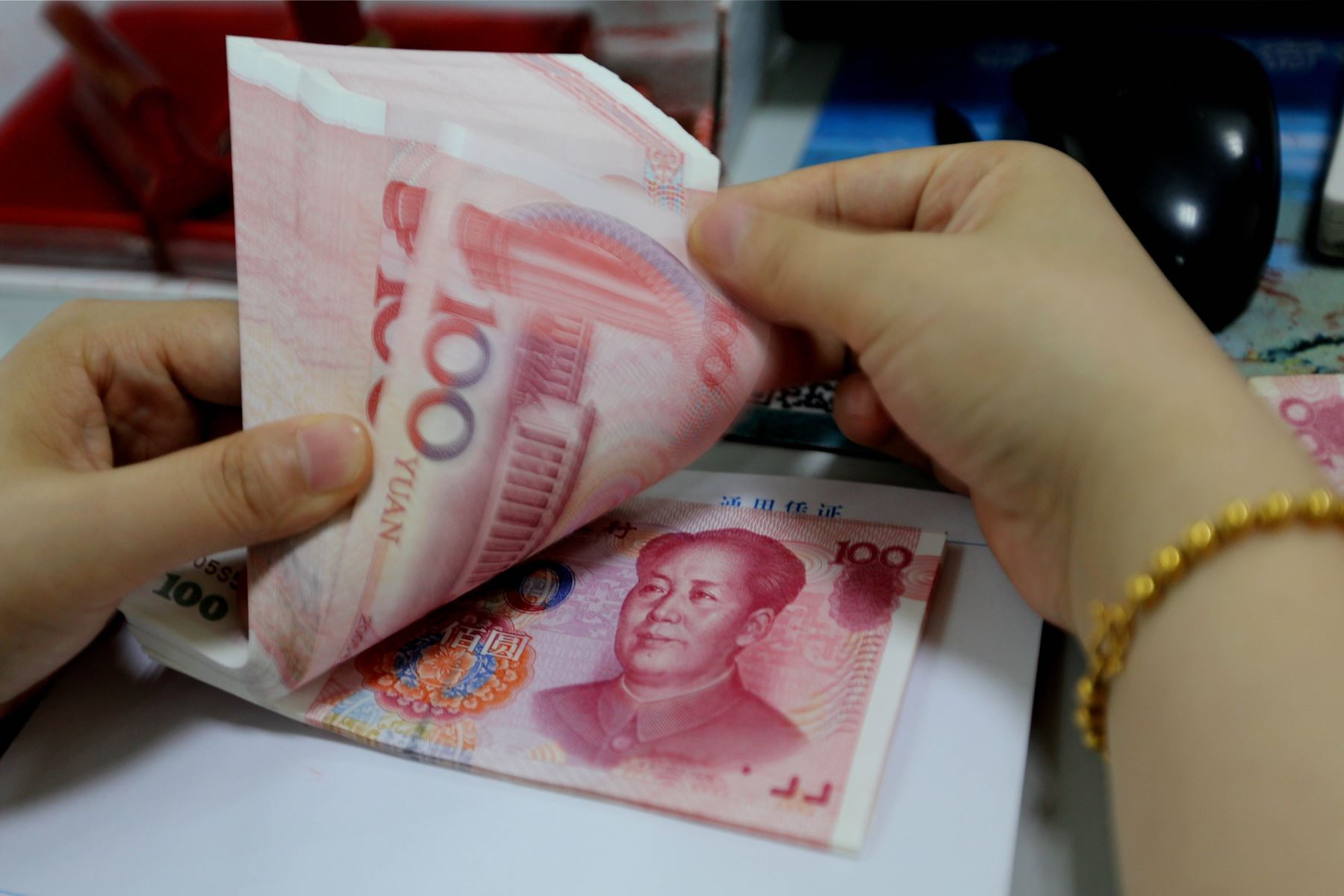 Moneda china es devaluada a mínimos históricos. AFP