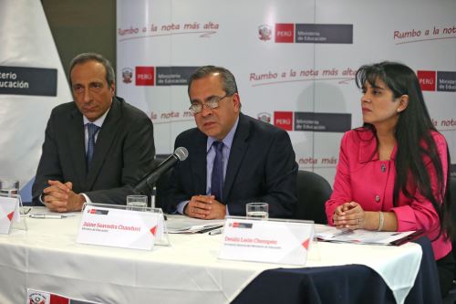 Ministro de Educación Jaime Saavedra Chanduvi y el Contralor General de la República Fuad Khoury suscriben convenio para mejorar distribución de textos escolares. ANDINA/Vidal Tarqui