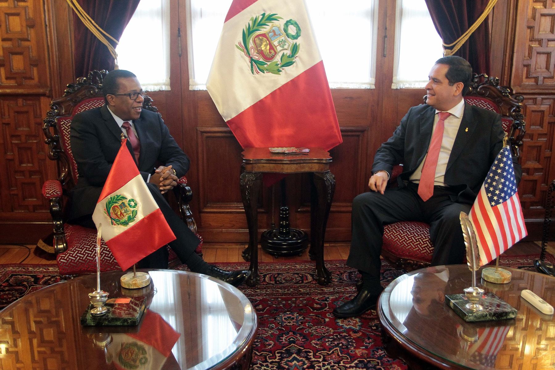 Brian A. Nichols, embajador de Estados Unidos en Perú, junto a Luis Iberico, presidente del Congreso. Foto: Congreso.