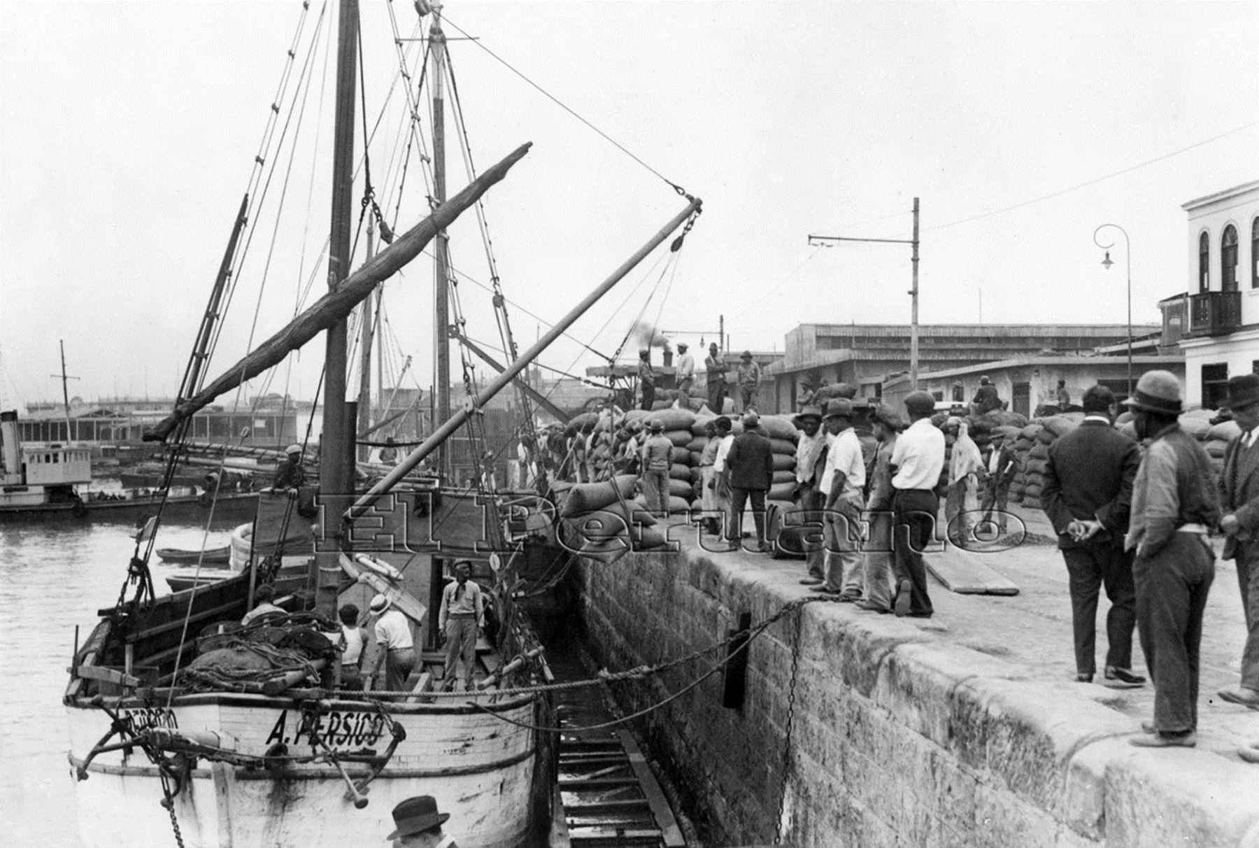 Trabajadores portuarios en 1930. Foto: Archivo El Peruano.