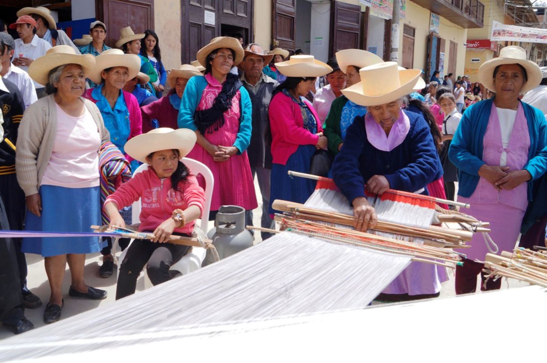 Usuarios de Pensión 65 transmiten sus saberes a niños de San Miguel en Cajamarca. Foto: ANDINA/Difusión.
