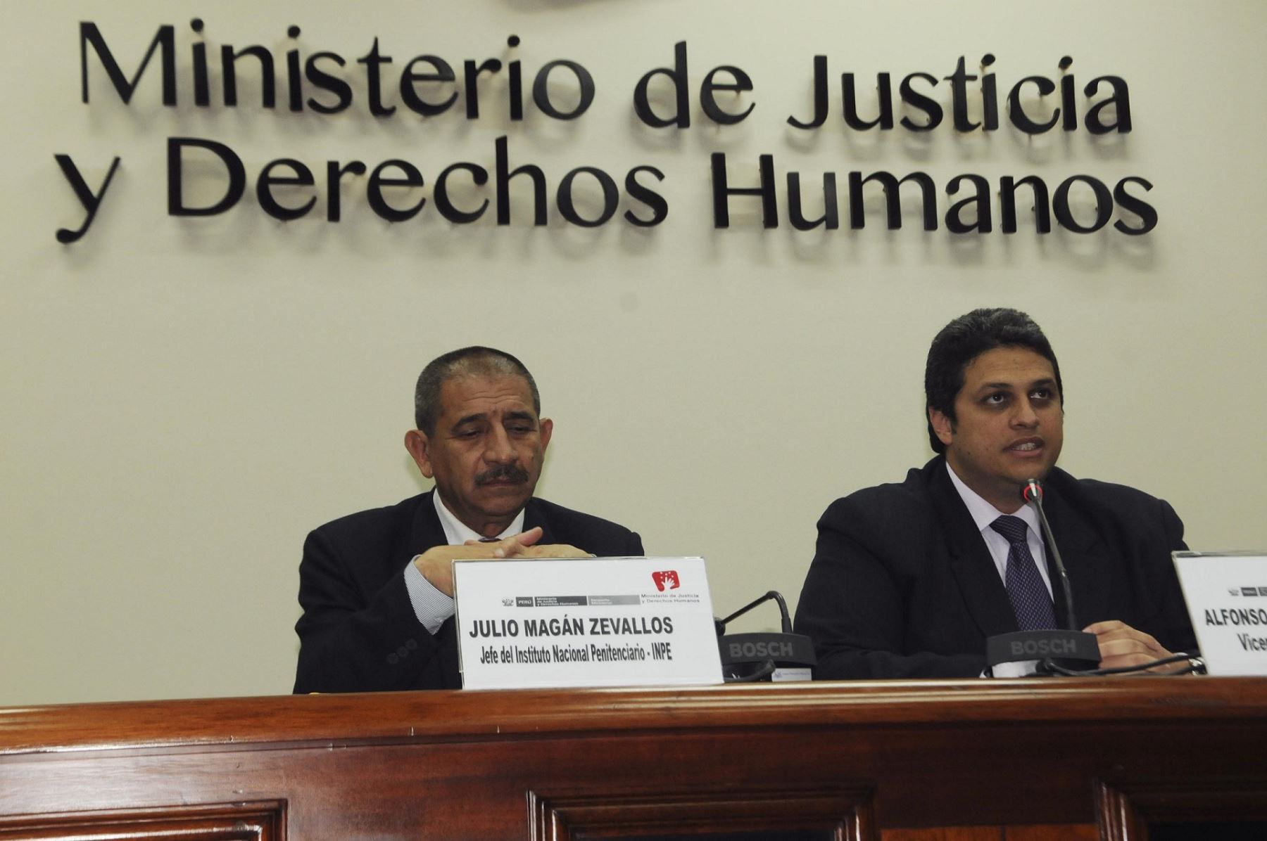 Viceministro de Justicia, Alfonso Garcés, y jefe del INPE, Julio Magán.