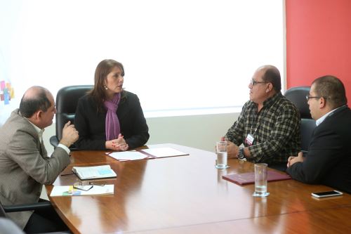 Ministra Paola Bustamante.se reunió con alcalde de Parinari, Víctor García.
