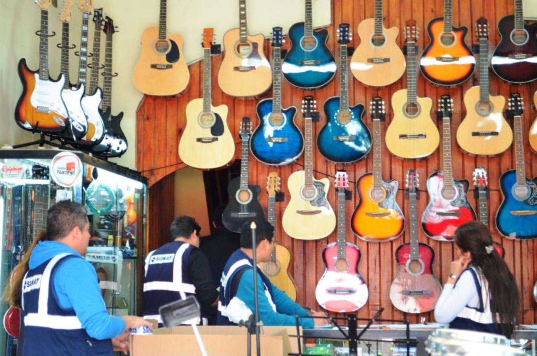 Varios martes Roca Decomisan instrumentos musicales valorizados en S/. 250 mil cerca de Plaza  2 de Mayo | Noticias | Agencia Peruana de Noticias Andina