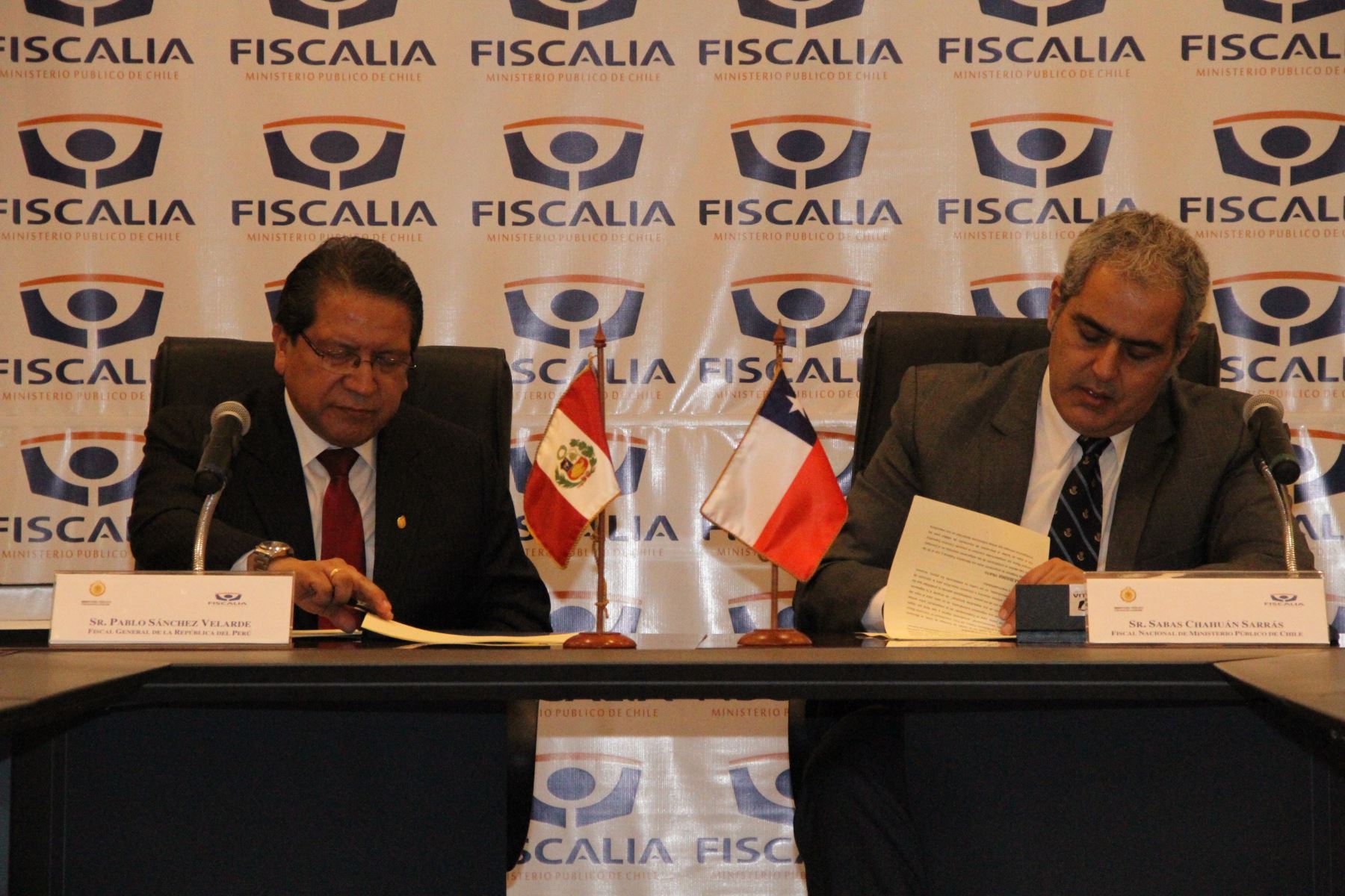 Fiscal de la Nación, Pablo Sánchez, y su homólogo chileno, Sabas Chahuán, suscribieron hoy un convenio de cooperación.
