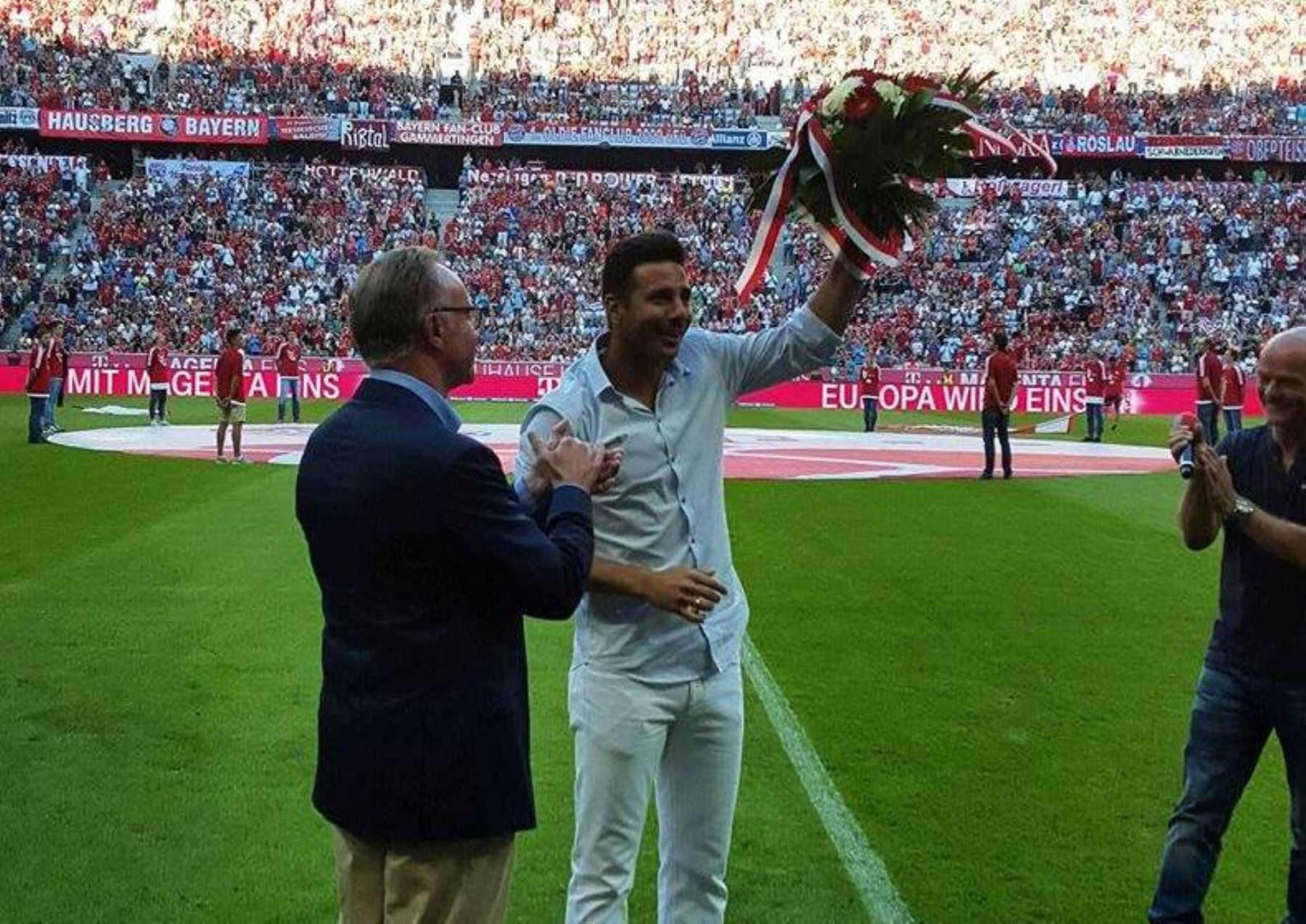 Claudio Pizarro recibió homenaje por el Bayern Múnich.