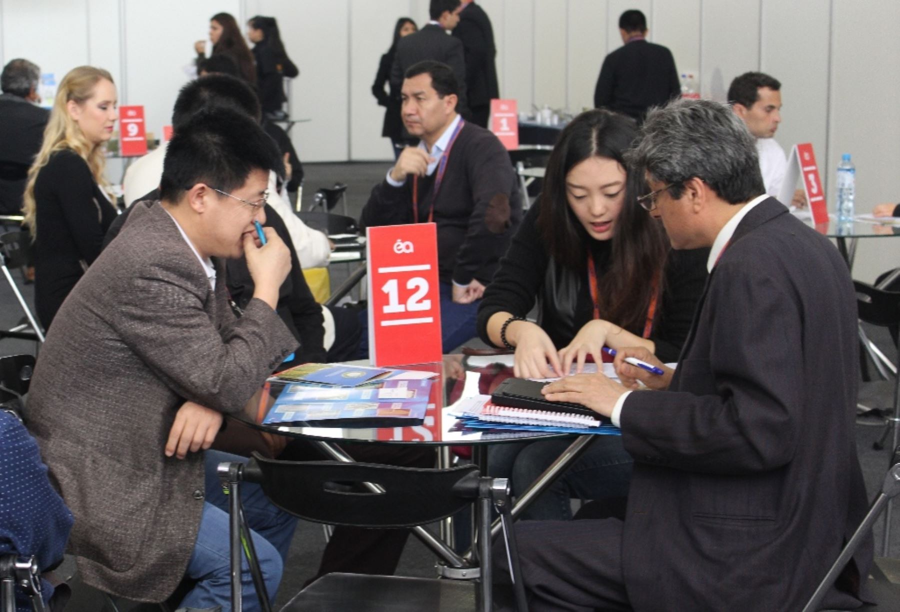 Empresarios chinos en reuniones con sus pares peruanos. Foto: Adex.
