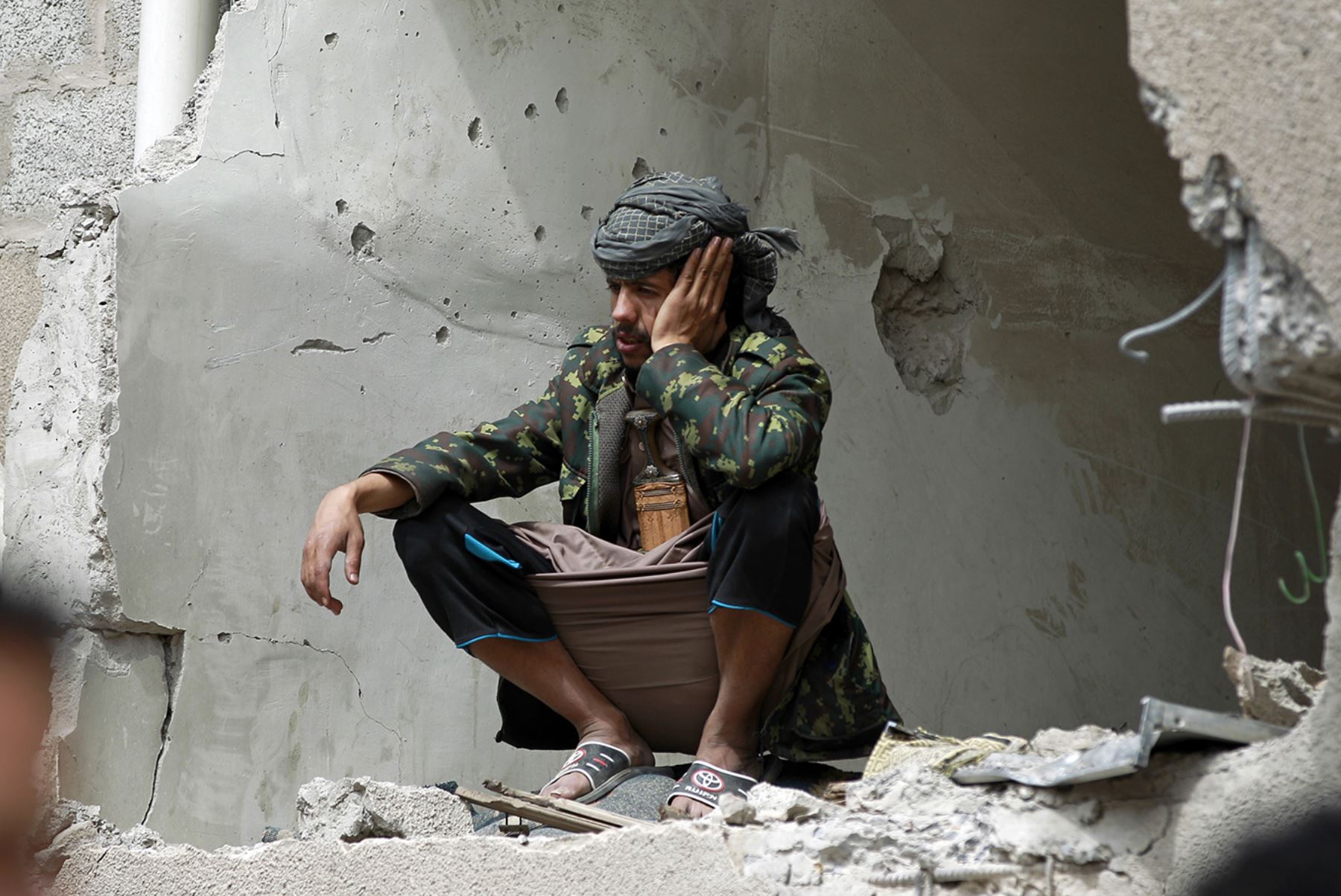 Un hombre de Yemén se encuentra en medio de escombros después de un ataque aéreo en Saná el 31 de agosto del 2015. Foto: AFP/Archivo