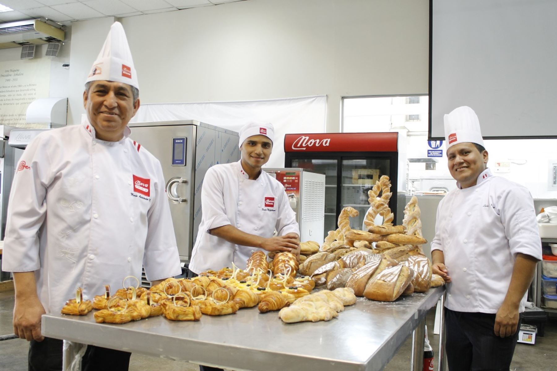 Panaderos peruanos que participarán en el V Mundial del Pan a realizarse en Francia.