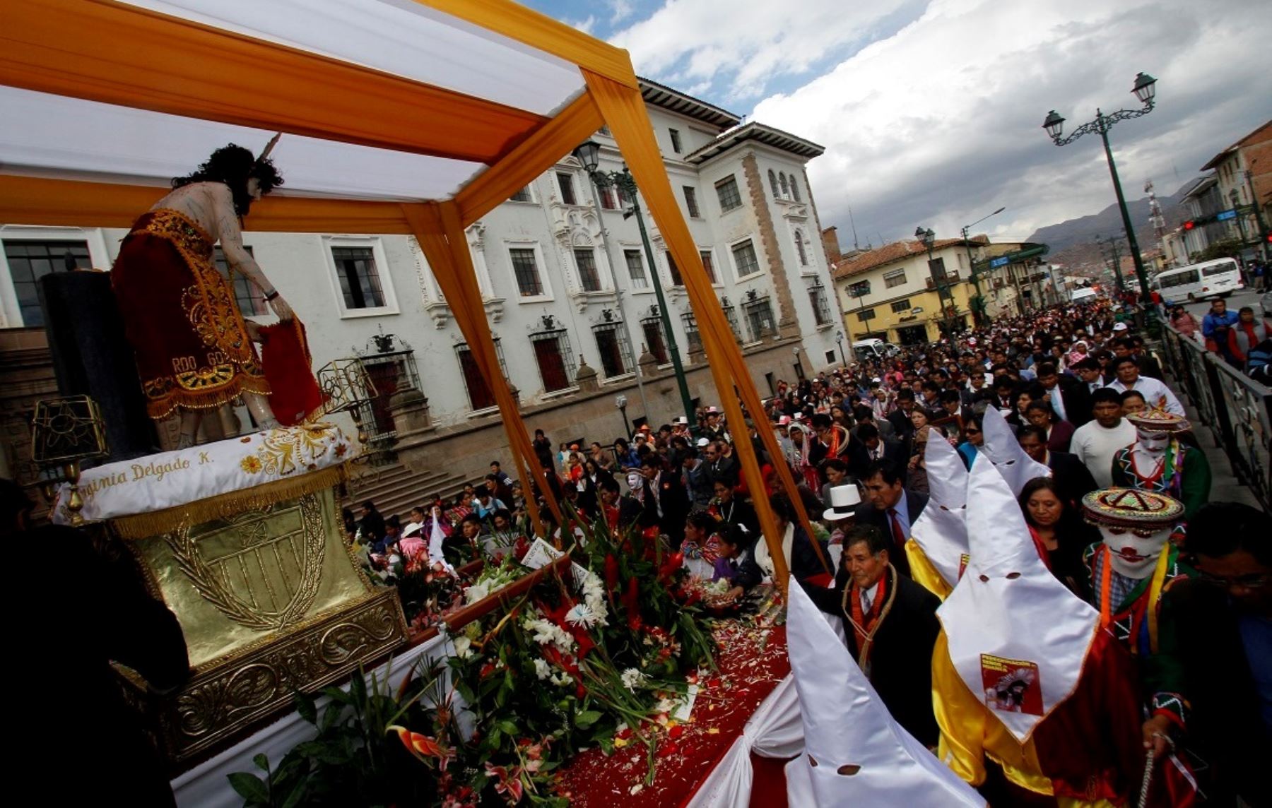 Miles de cusqueños participan de procesión del Señor de Huanca, imagen recientemente restaurada. ANDINA/Percy Hurtado