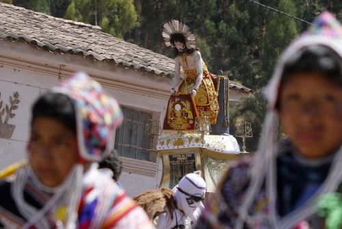 Miles de cusqueños participan de procesión del Señor de Huanca, imagen recientemente restaurada. ANDINA/Percy Hurtado