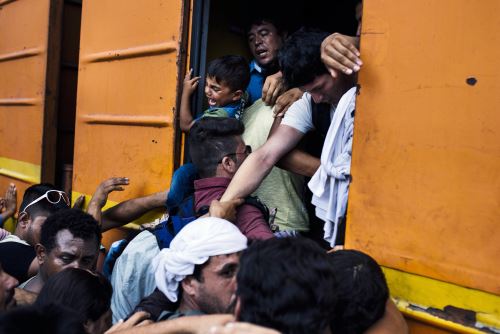 Migrantes abordo de un tren en dirección a la frontera con Serbia en la estación de trenes en Gevgelija, en la frontera con Macedonia. Foto: AFP.