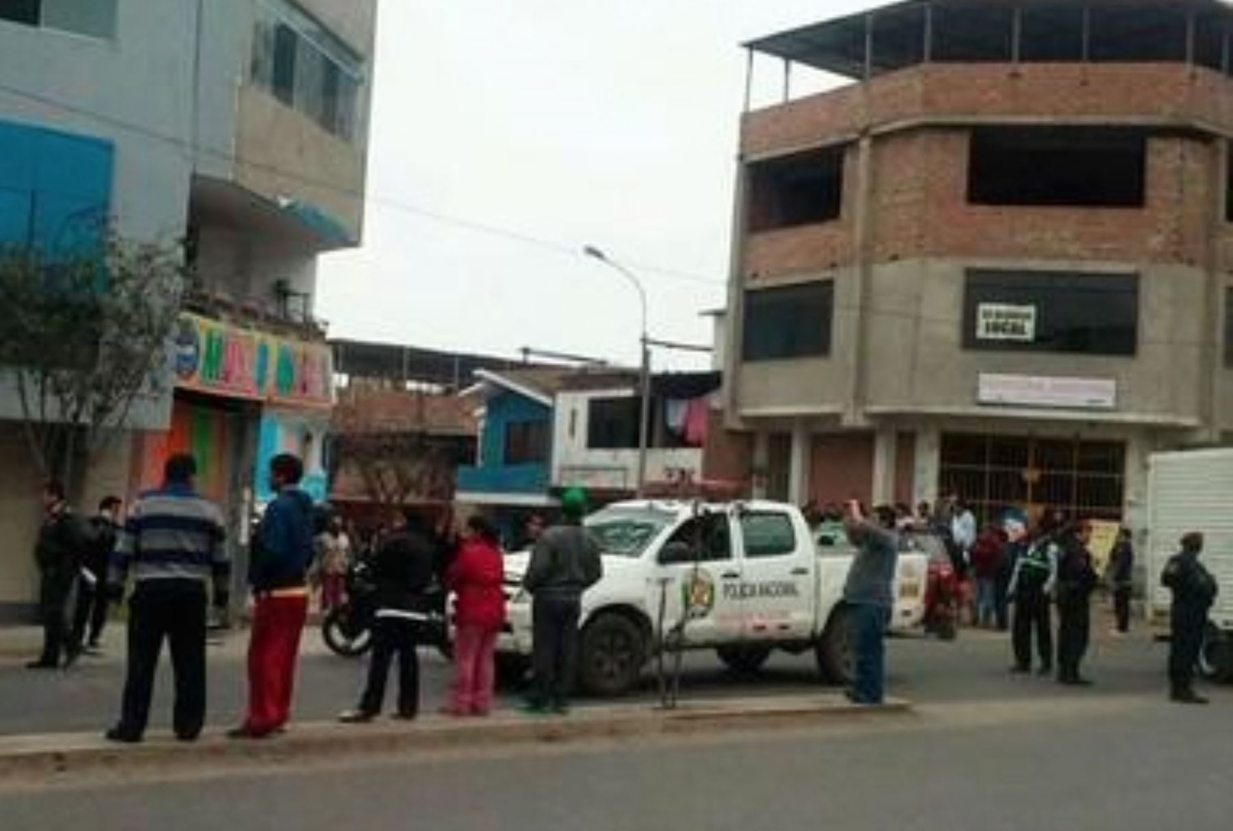 Delincuentes lanzaron granada a colegio Cristo Salvador de VES, causando la muerte de un policía. Foto: Twitter