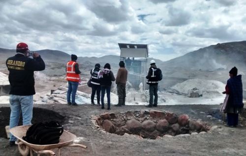 Sunat y Policía inmovilizó toneladas de insumos químicos ilegales en Cerro de Pasco.