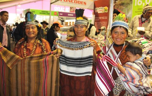 Mujeres asháninkas lucen su arte en la Feria Mistura.