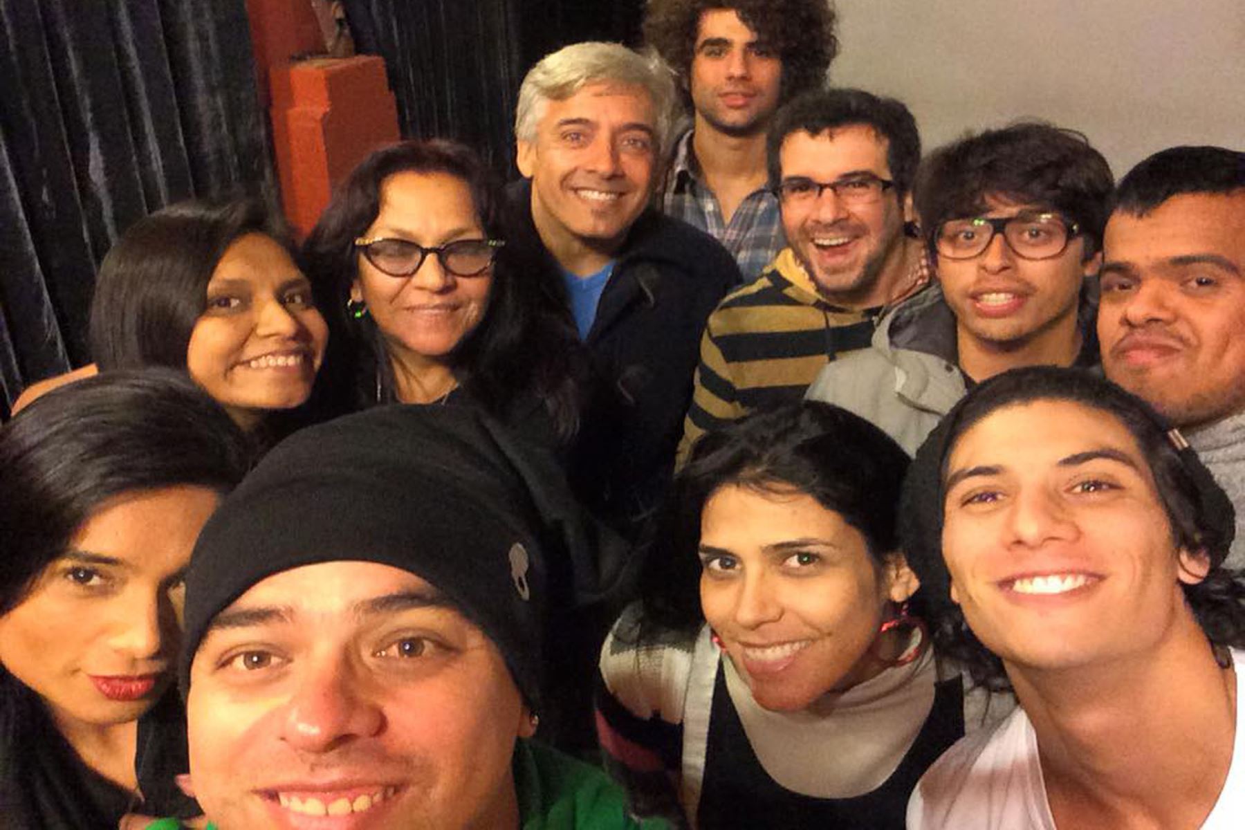 Divertido selfie del elenco de "Los hermanos y el duende Zafir" .