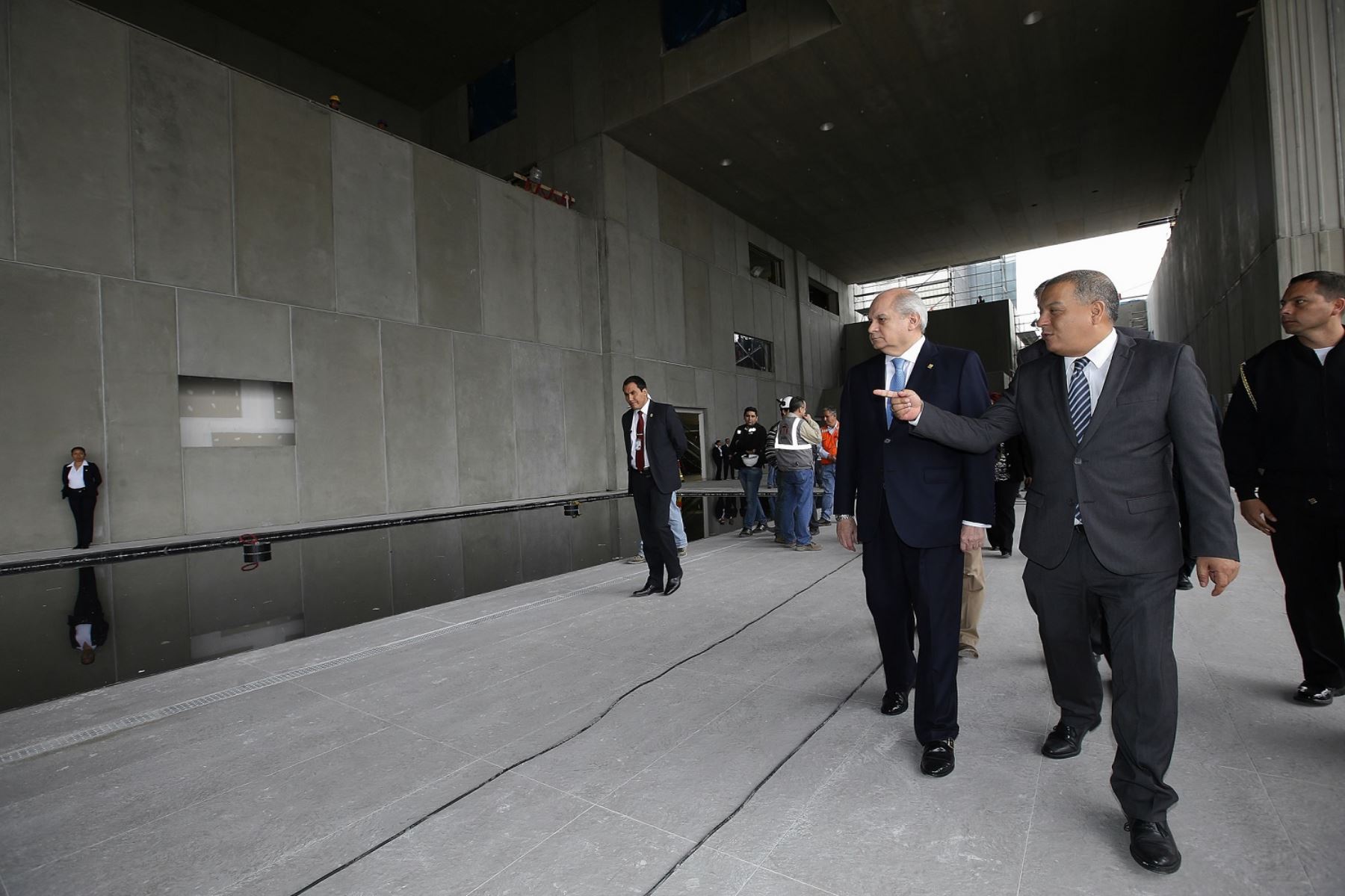 Ministro Milton von Hesse durante la visita al Lima Centro de Convenciones, acompaña por el titular de la PCM, Pedro Cateriano. Foto: MVCS.