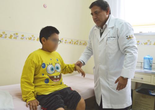 Paciente del hospital con artritis juvenil. Foto: Difusión
