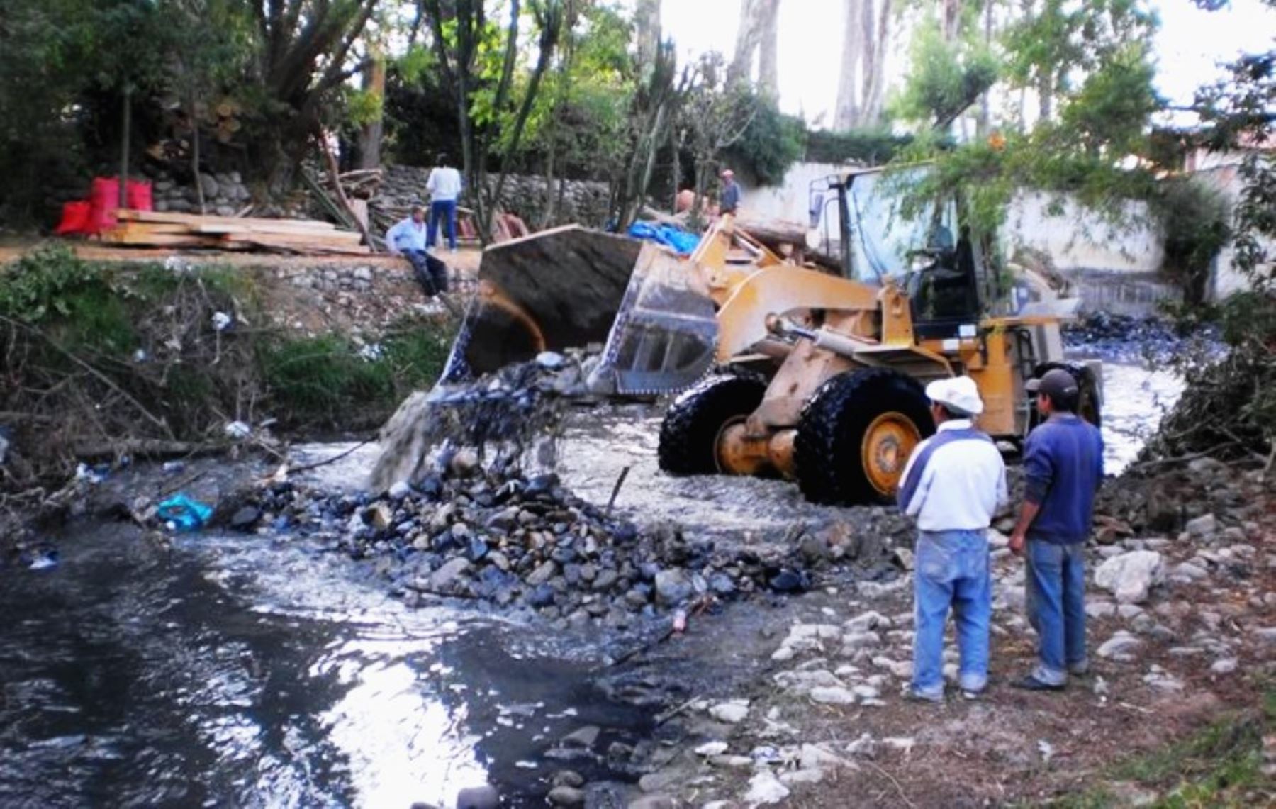 Con apoyo de maquinaria pesada ejecutan limpieza del cauce del río Chonta, en Cajamarca. ANDINA/Eduard Lozano