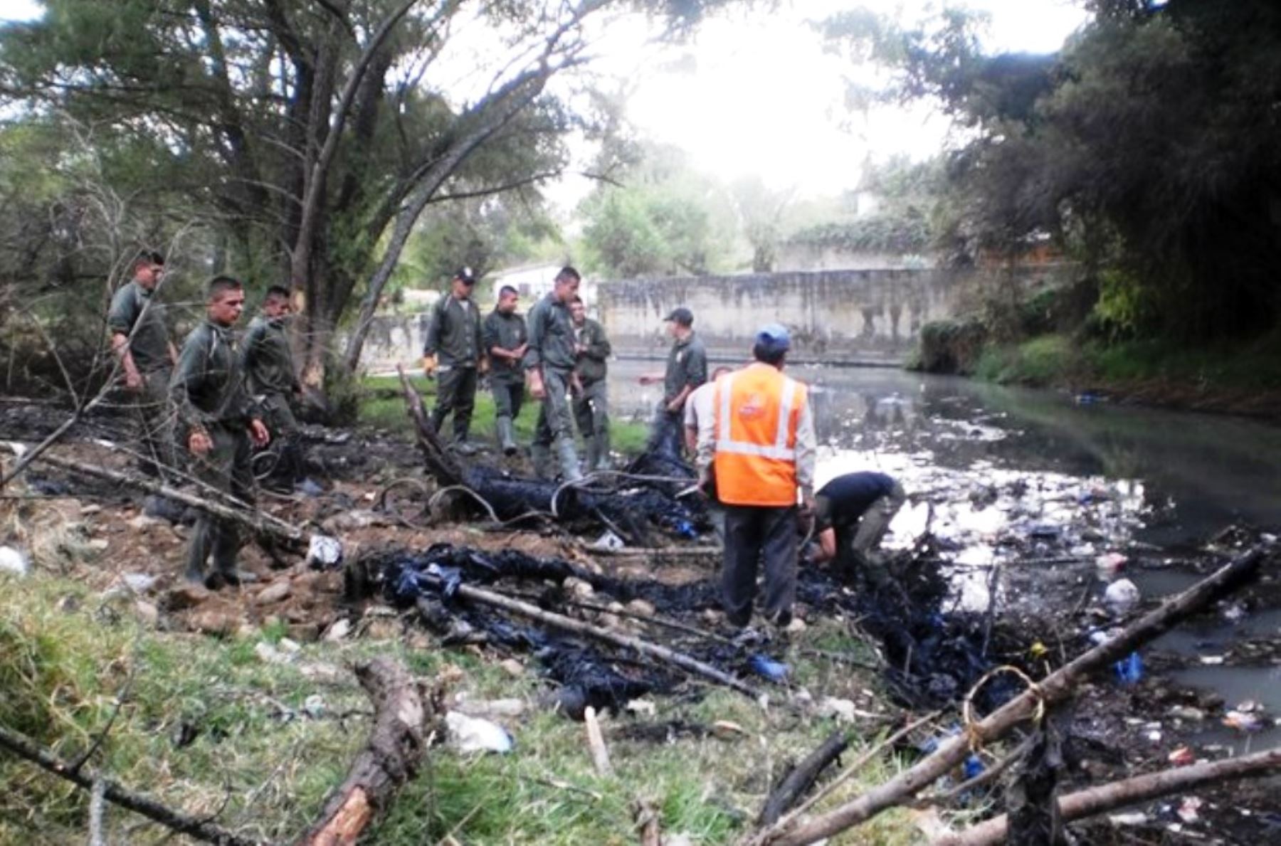 Miembros del Ejército del Perú participaron en jornada de limpieza del río Chonta, en Cajamarca. ANDINA/Eduard Lozano