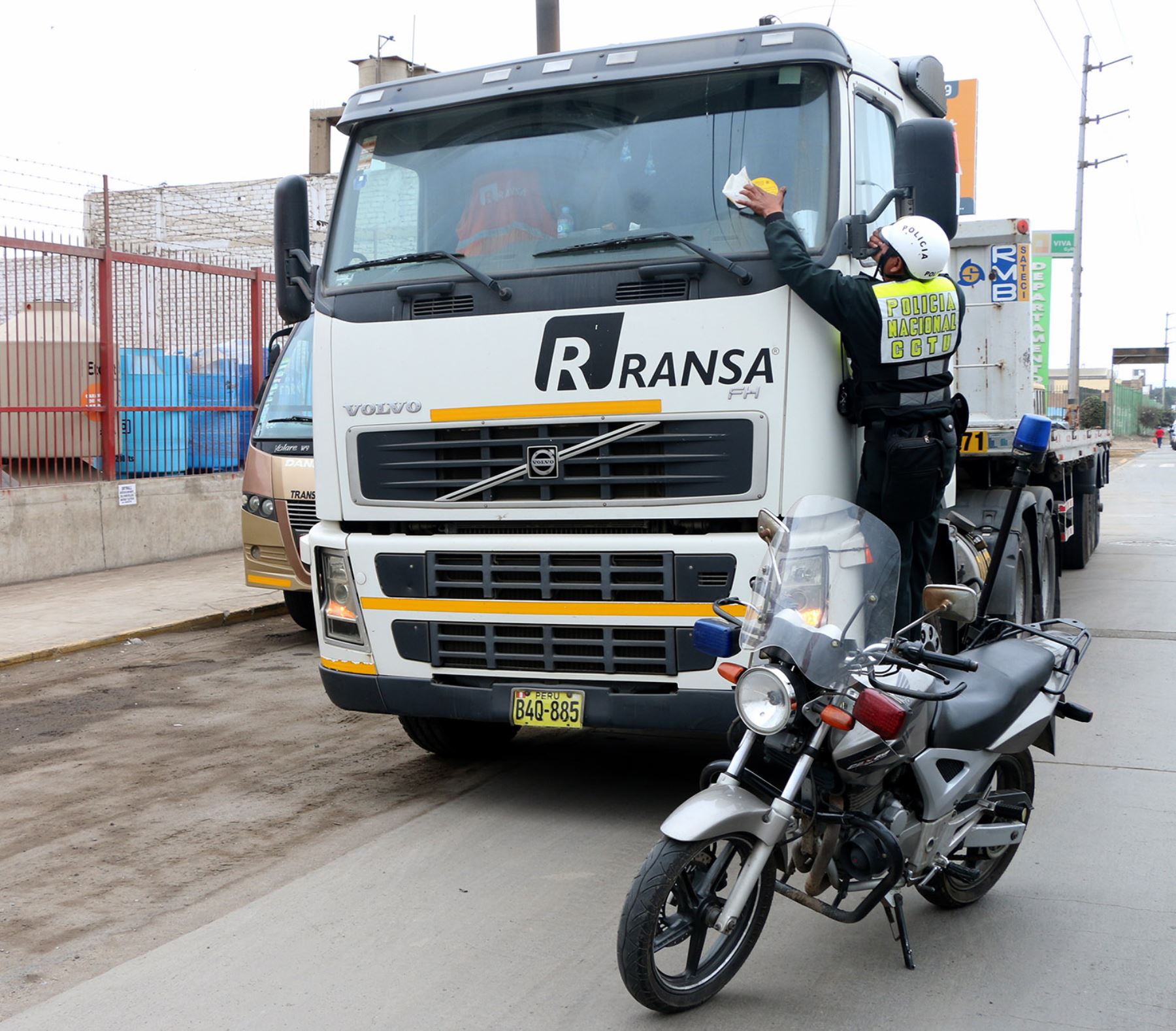 Multan a responsables de camiones estacionados en zona rígida en el Callao. Foto: Andina/Difusión