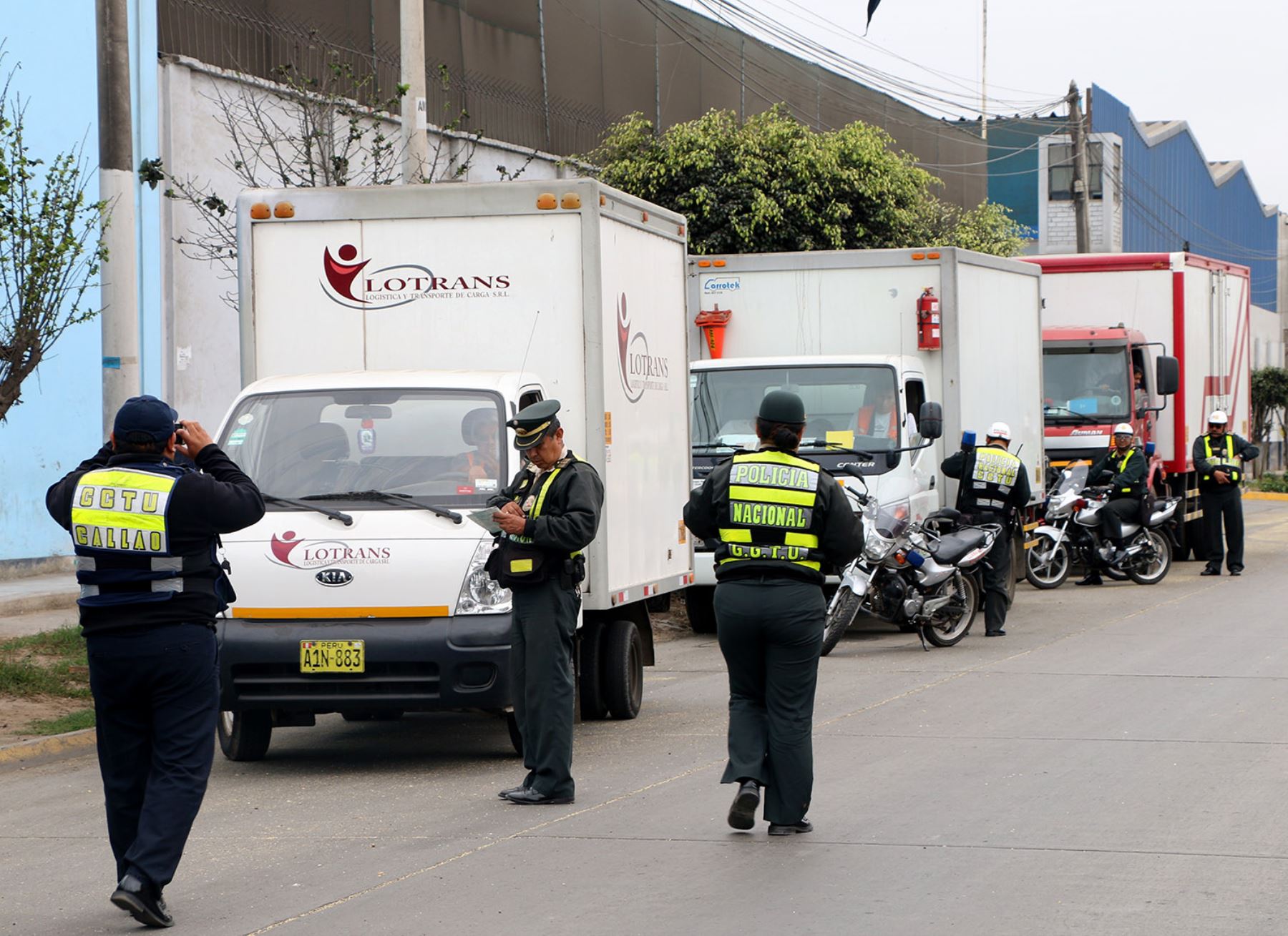 Multan a responsables de camiones estacionados en zona rígida en el Callao. Foto: Andina/Difusión