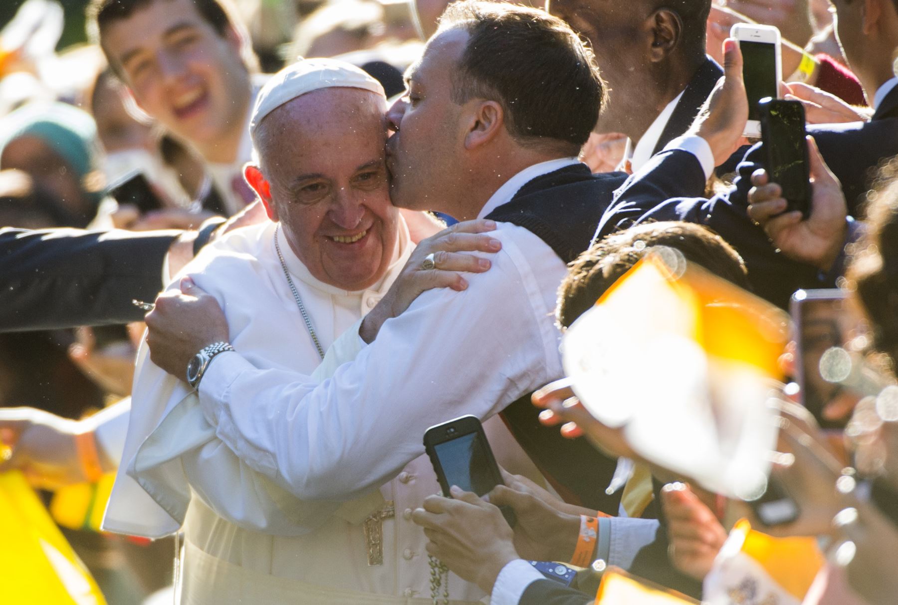 El papa Francisco recibe un beso, en los exteriores de la Nunciatura Apostólica, en Washington. Foto: AFP