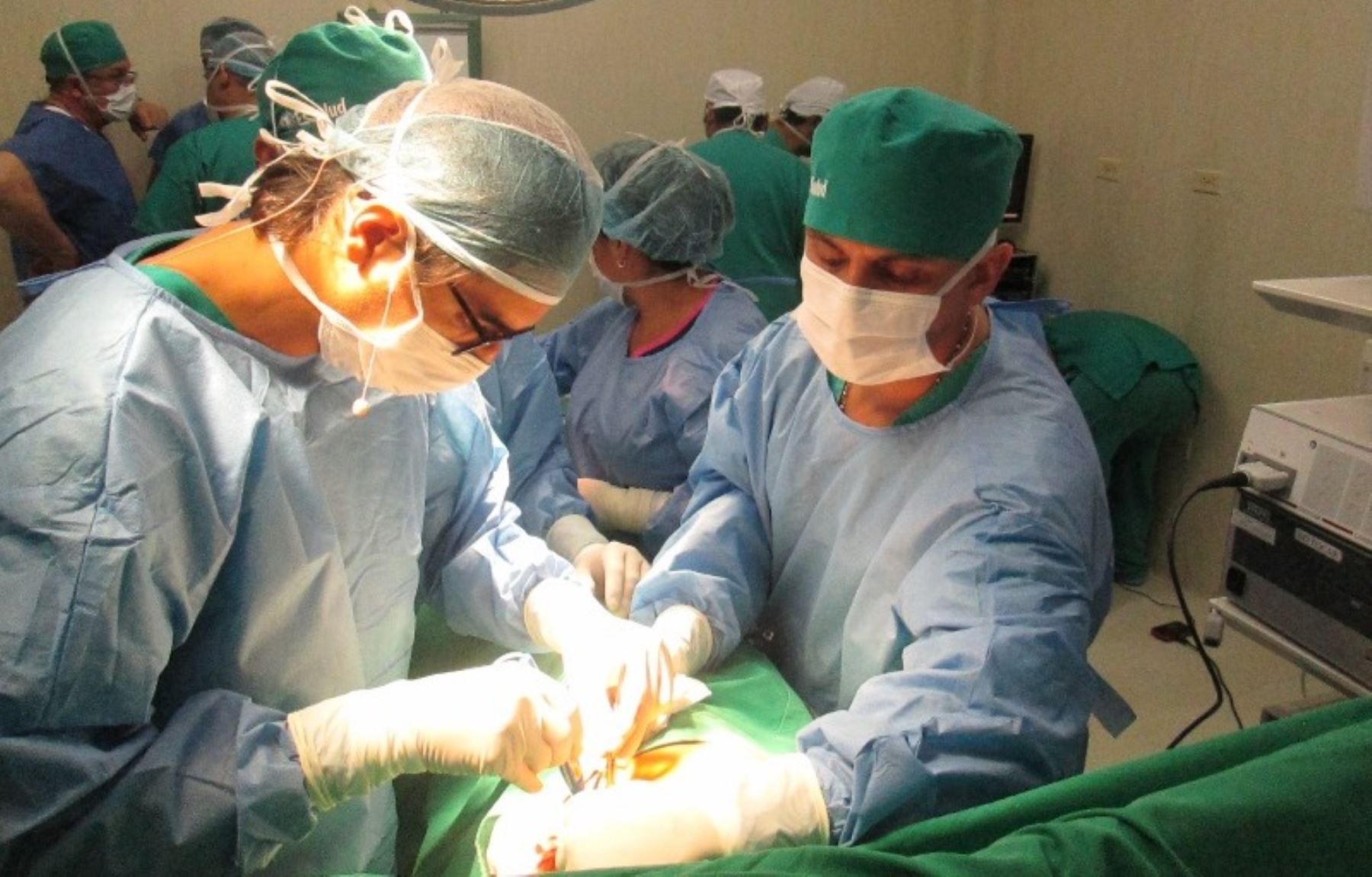 Médicos de EsSalud emplean moderna técnica para salvar vida de asegurado en Tacna.