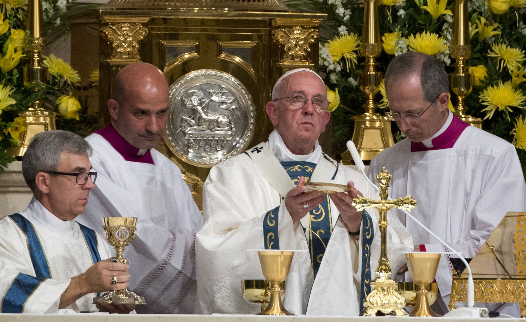 Francisco celebra misa en la Basílica Catedral de los Santos Pedro y Pablo en Filadelfia