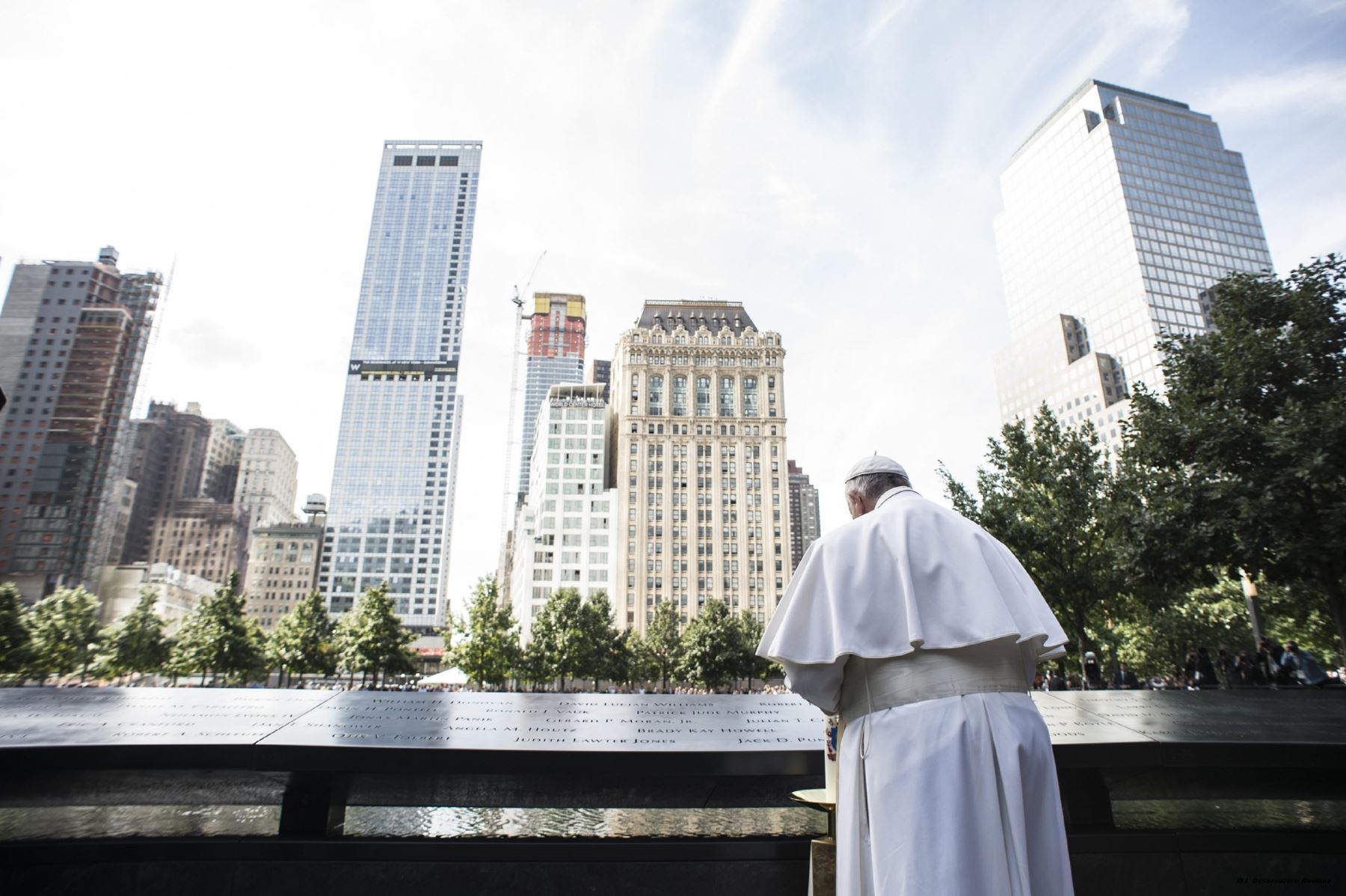 Papa Francisco reza en el Memorial 9/11 Memorial en Nueva York. Foto: AFP