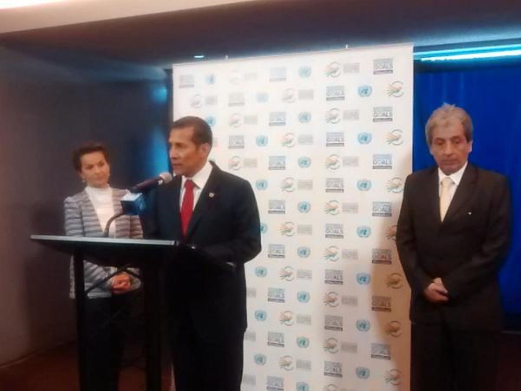 El presidente Ollanta Humala y el ministro Manuel Pulgar Vidal entregan los compromisos peruanos sobre cambio climáticos a la representante de la ONU para estos temas Christiana Figueredes.