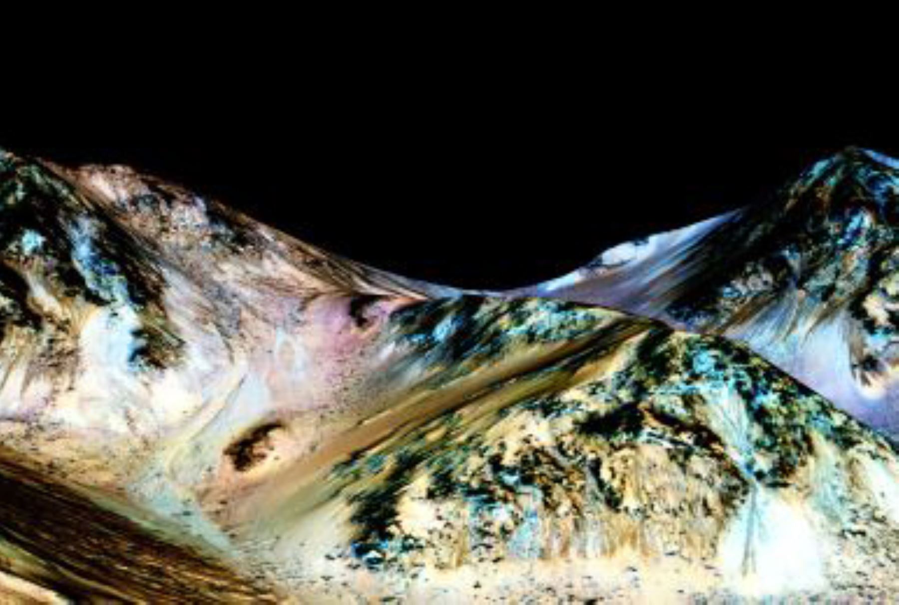 Imagen de la superficie de Marte proporcionada por la NASA. La foto fue tomada por una cámara especial instalada en un trasbordador y en ella se puede observar una ladera erosionada por la corriente de agua líquida salada que, según los científicos, fluye por ellas. Foto: Universidad de Arizona / AFP