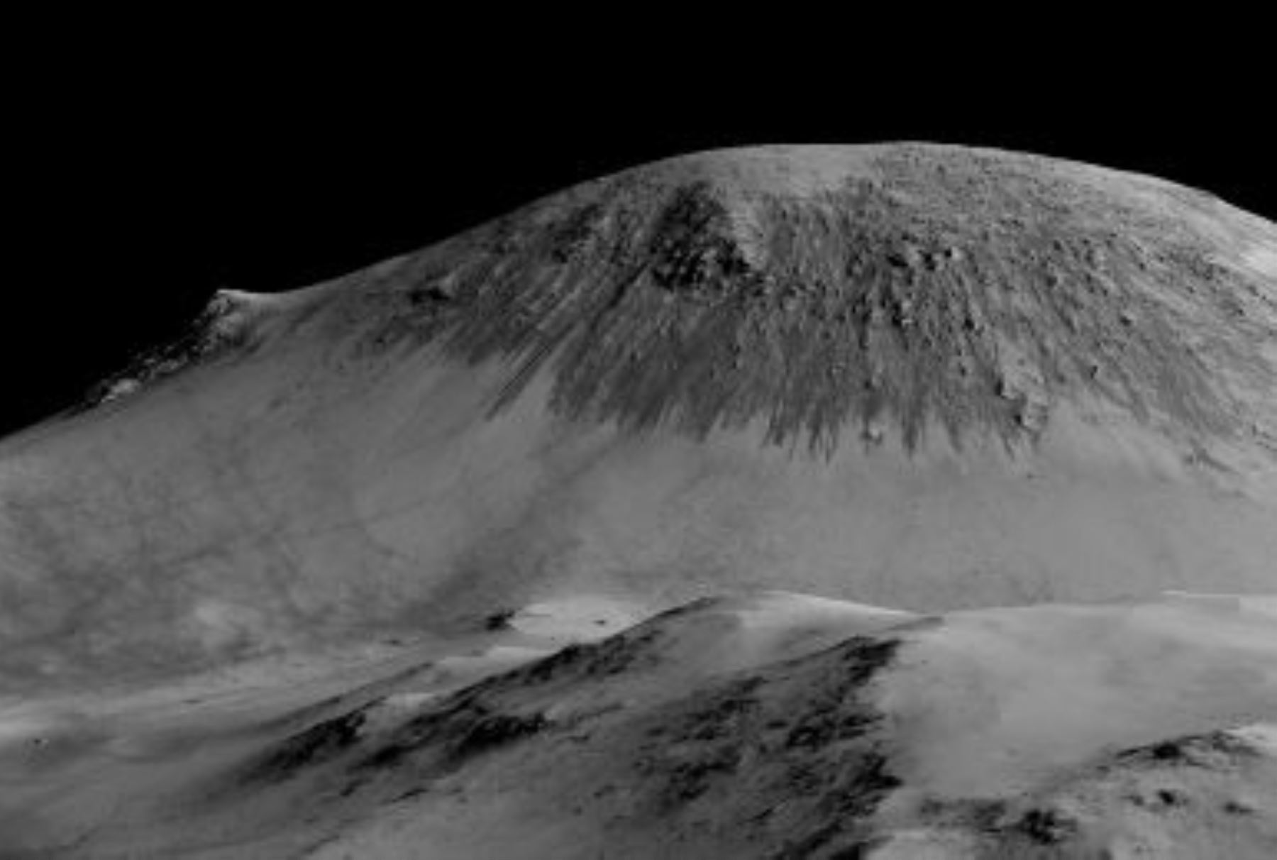 Cráter Horowitz, uno de los puntos de Marte con agua líquida. Las rayas oscuras de la imagen, identificadas como 
