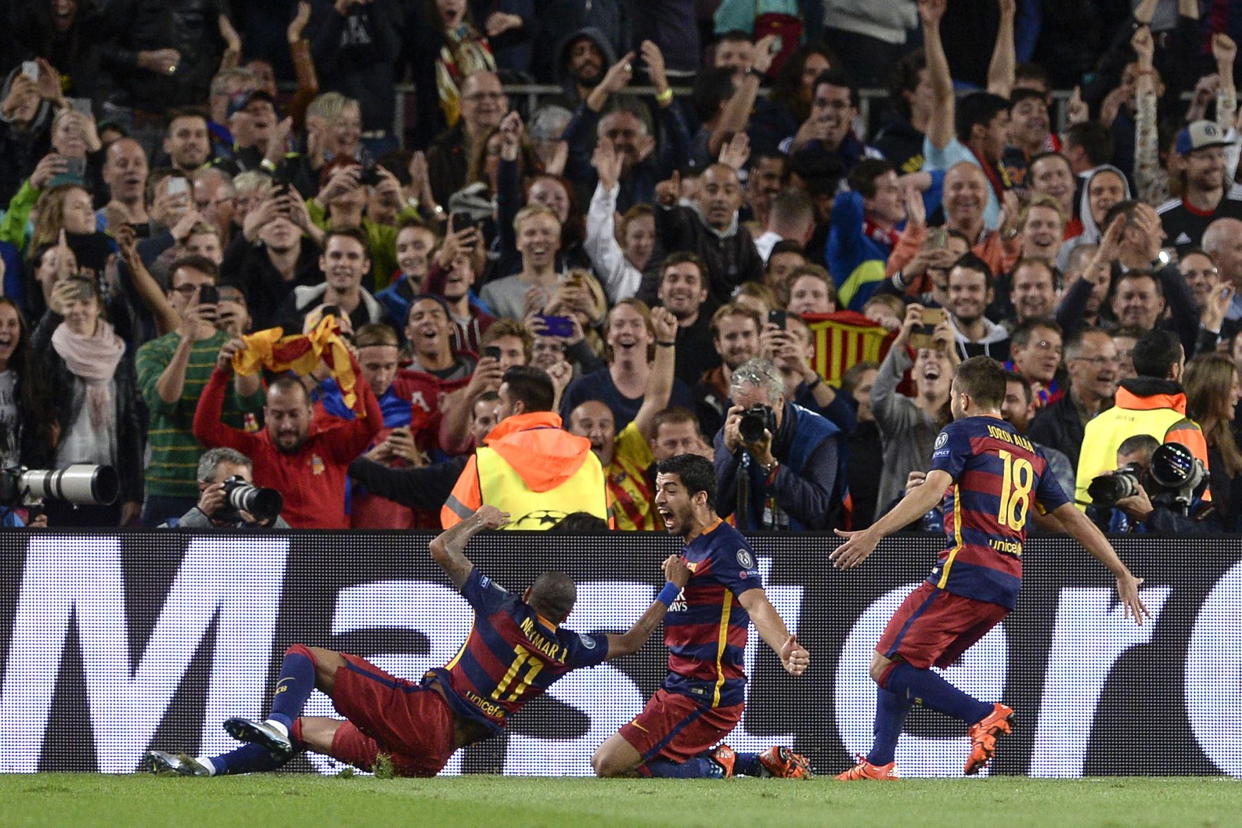 Luis Suárez anotó el gol del triunfo del Barcelona 2-1 ante el Bayer Leverkusen. Foto: AFP.