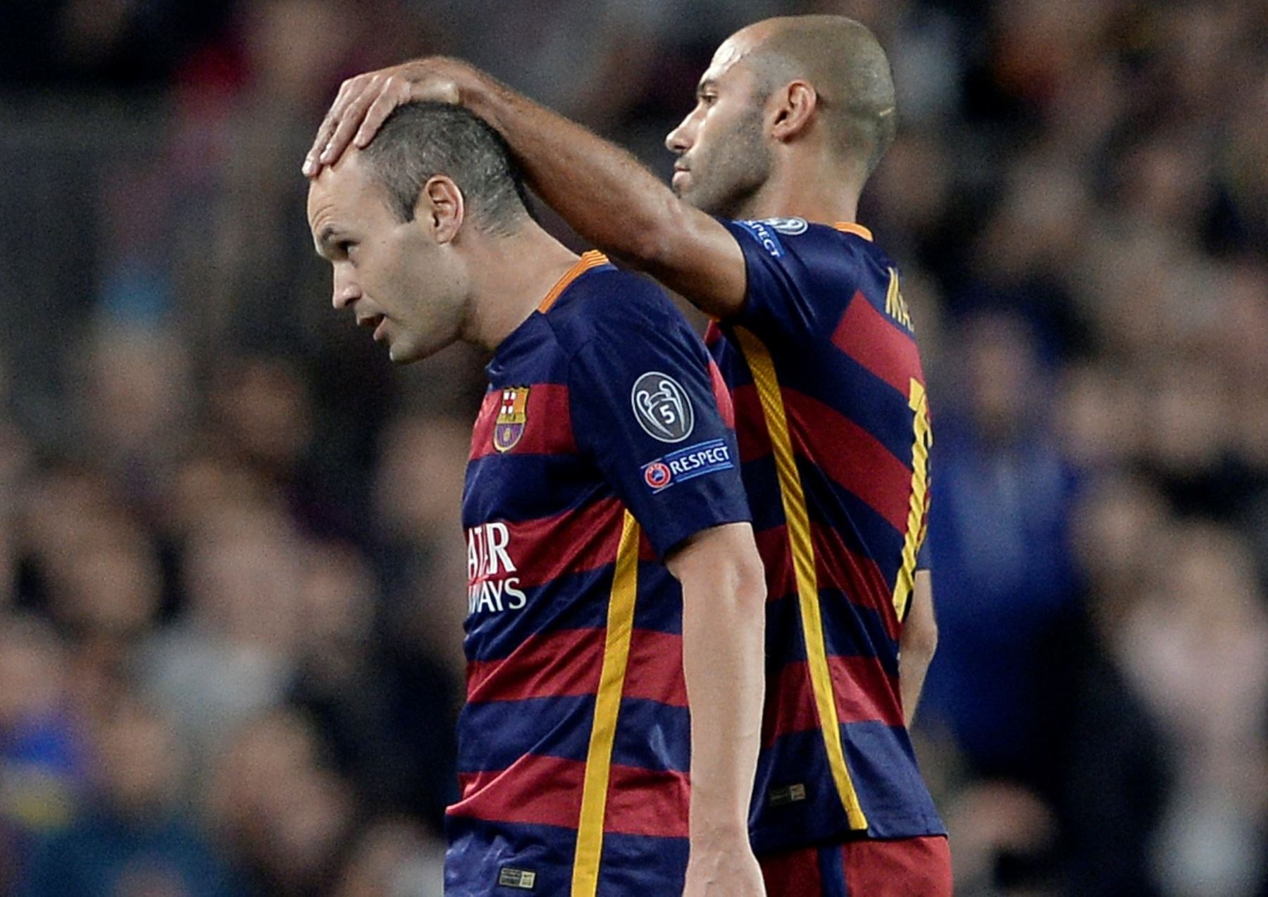 Andrés Iniesta se lesionó y tuvo que ser reemplazado a los 60 minutos por Jordi Alba. Foto: AFP.