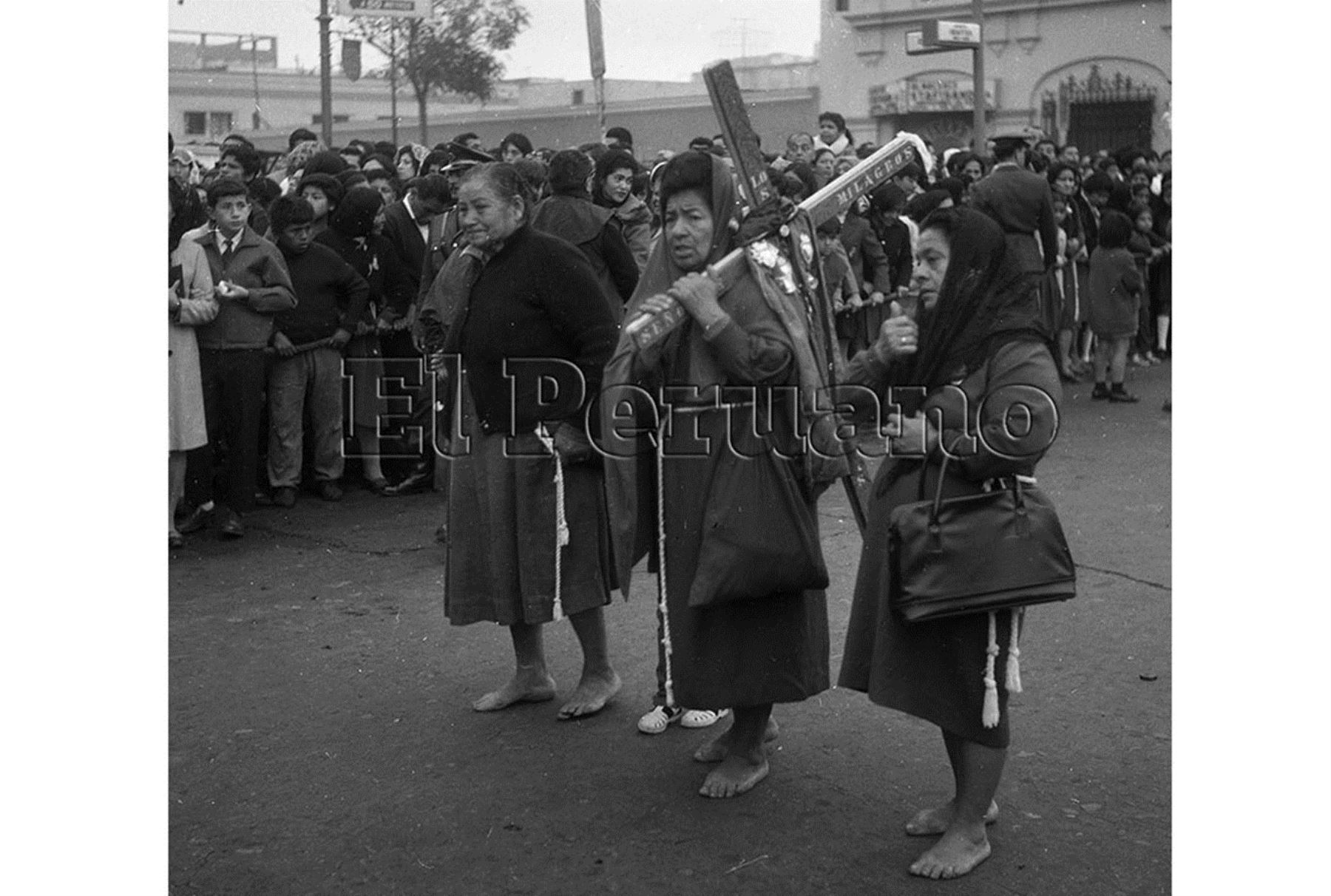 Lima - octubre 1969 / Procesión de la imagen del Señor de los Milagros.