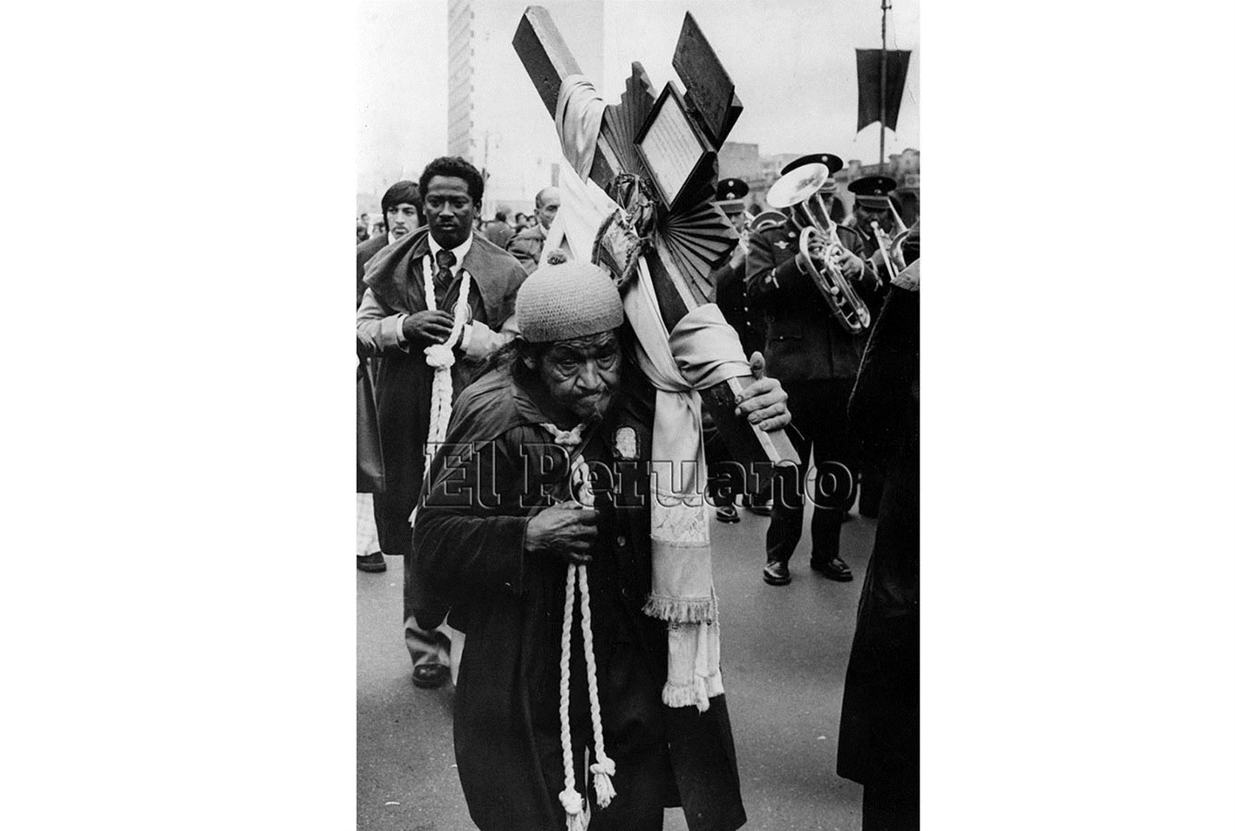 Lima - 18 octubre 1979 / Un hombre  carga una cruz como penitencia durante la Procesión del Señor de los Milagros.