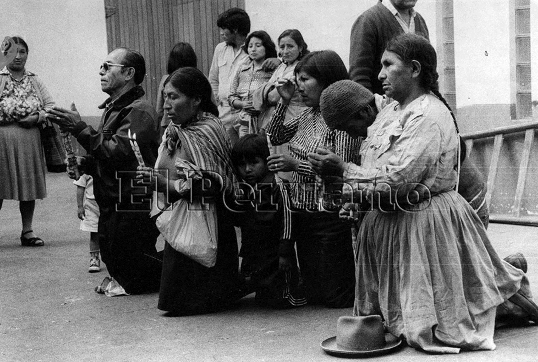 Lima - 18 octubre 1980 / Una familia reza de rodillas ante la imagen del Señor de los Milagros.