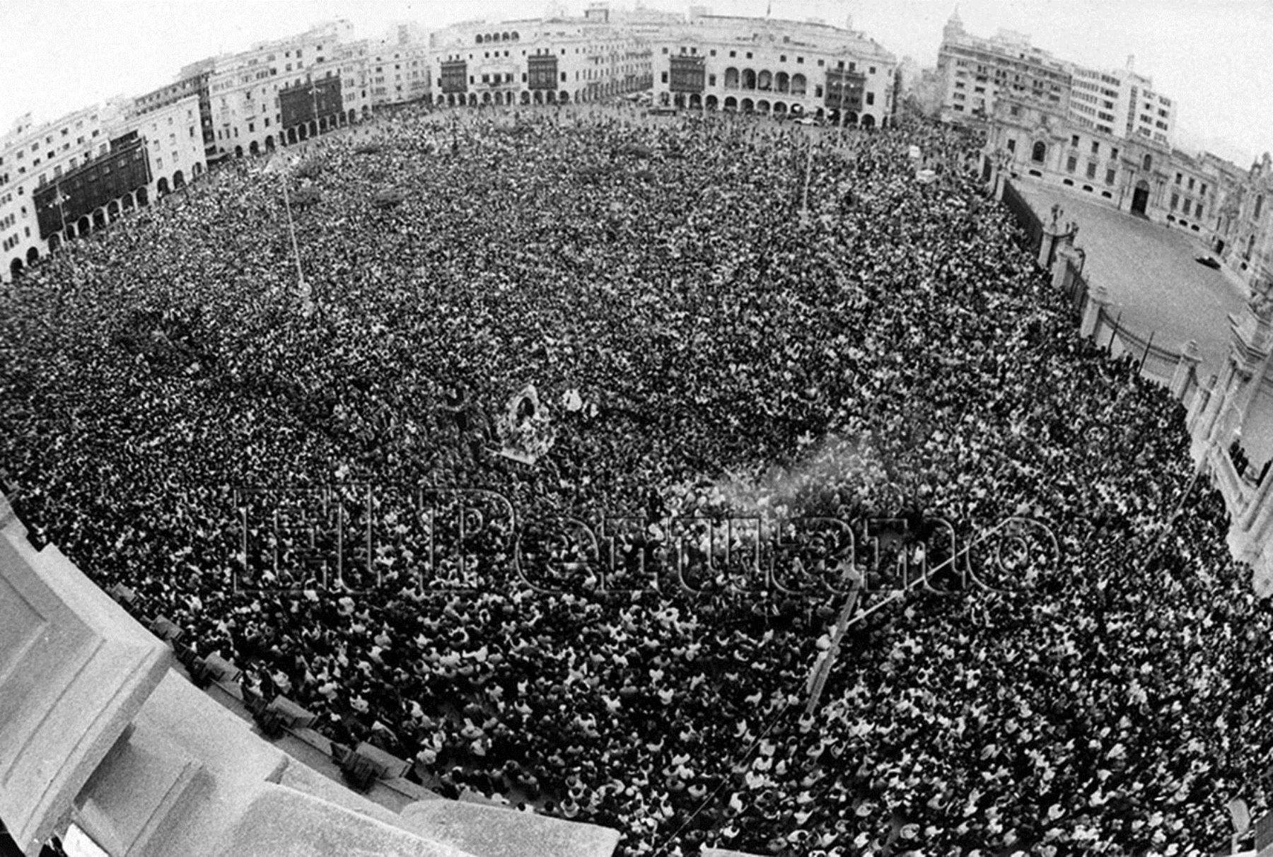 Lima - 18 octubre 1976 / Procesión del Señor de los Milagros en la plaza de armas de Lima.