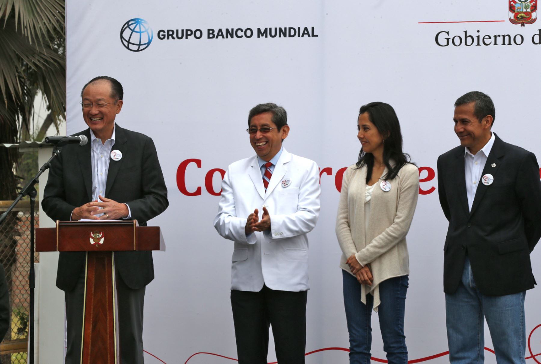 LIMA,PERÚ- OCTUBRE 05.El Presidente Ollanta Humala, y del Banco Mundial, Jim Yong Kim, acompañado del ministro de Salud, Aníbal Velásquez, visitan el Centro de Salud Mental Comunitario de Carabayllo. Foto: ANDINA/ Norman Cordova