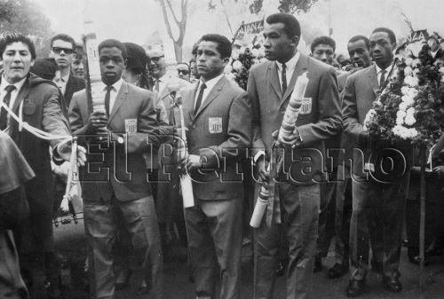 Alianza Lima en la procesión del Señor de los Milagros  1,965