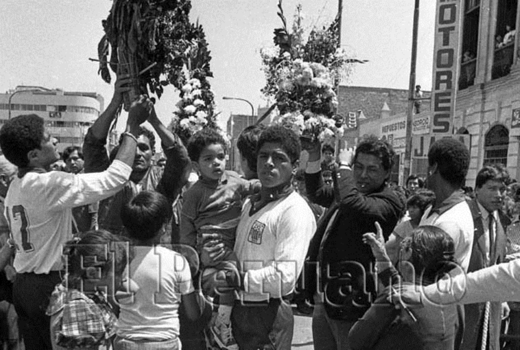 Alianza Lima en la procesión del Señor de los Milagros  1,987